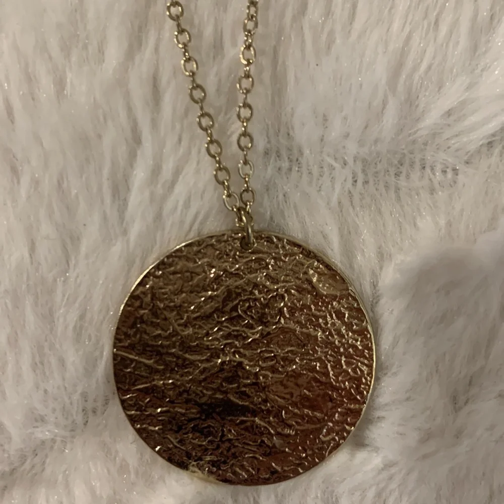 Disc‎ pendant necklace with some little beads on chain.Beautiful and sparkly.